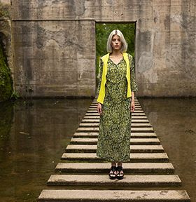Weibliches Model trägt grün gelbes Kleid von Almalovis