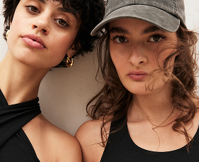 Zwei models tragen faire Sportkleidung von Mandala