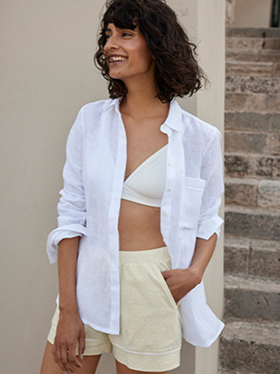 Weibliches Model trägt faire Nachtwäsche von Grüneerde