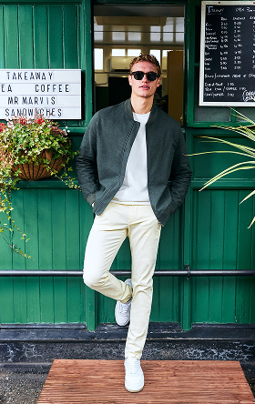 Männliches Model trägt faire Schuhe von Mr Marvis