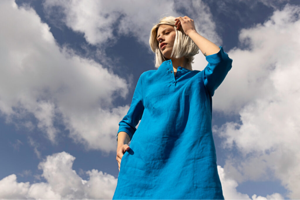 Weibliches Model mit fairer Mode von Almalovis