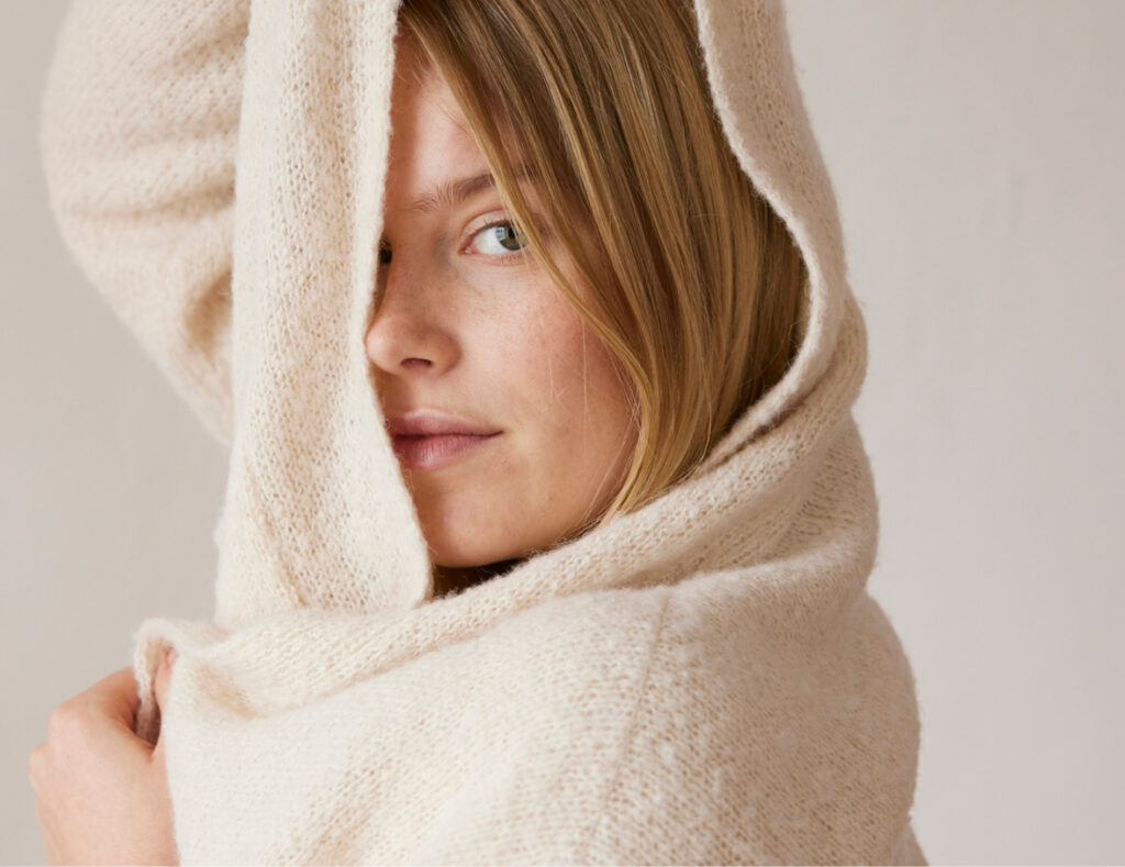 Weibliches Model eingehüllt in faire Stoffe von Grüne Erde