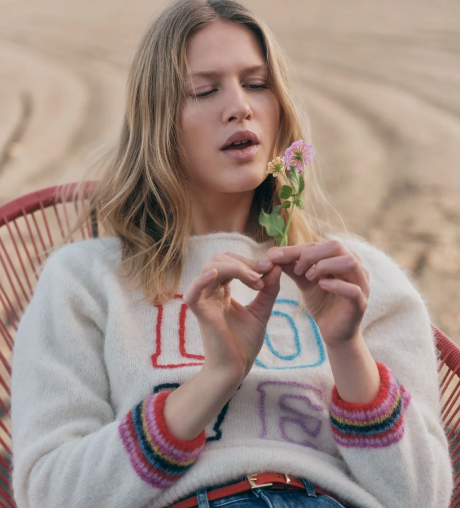 Weibliches Model mit Stickpullover von Lanius