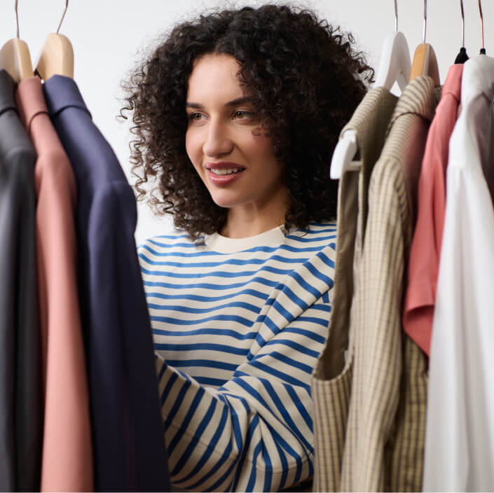Junge Frau sucht faire Mode in einem Laden.